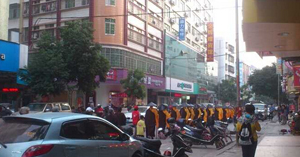 千僧斋会游街吸引信宜市民目光 千僧斋会游街吸引信宜市民目光