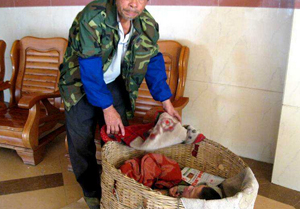 信宜钱排阿伯用篮子装着残疾女儿四处求医 信宜钱排阿伯用篮子装着残疾女儿四处求医