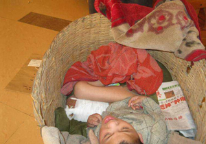 信宜钱排阿伯用篮子装着残疾女儿四处求医 信宜钱排阿伯用篮子装着残疾女儿四处求医