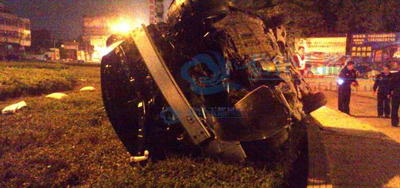 城南南环岛发生交通事故 小车撞上花坛翻侧一人死亡 城南南环岛发生交通事故 小车撞上花坛翻侧一人死亡